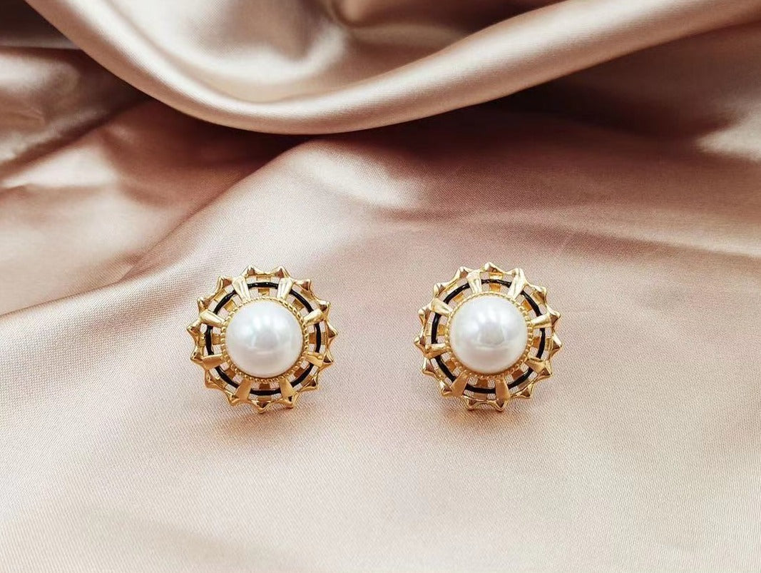 Woven round pearl stud earrings