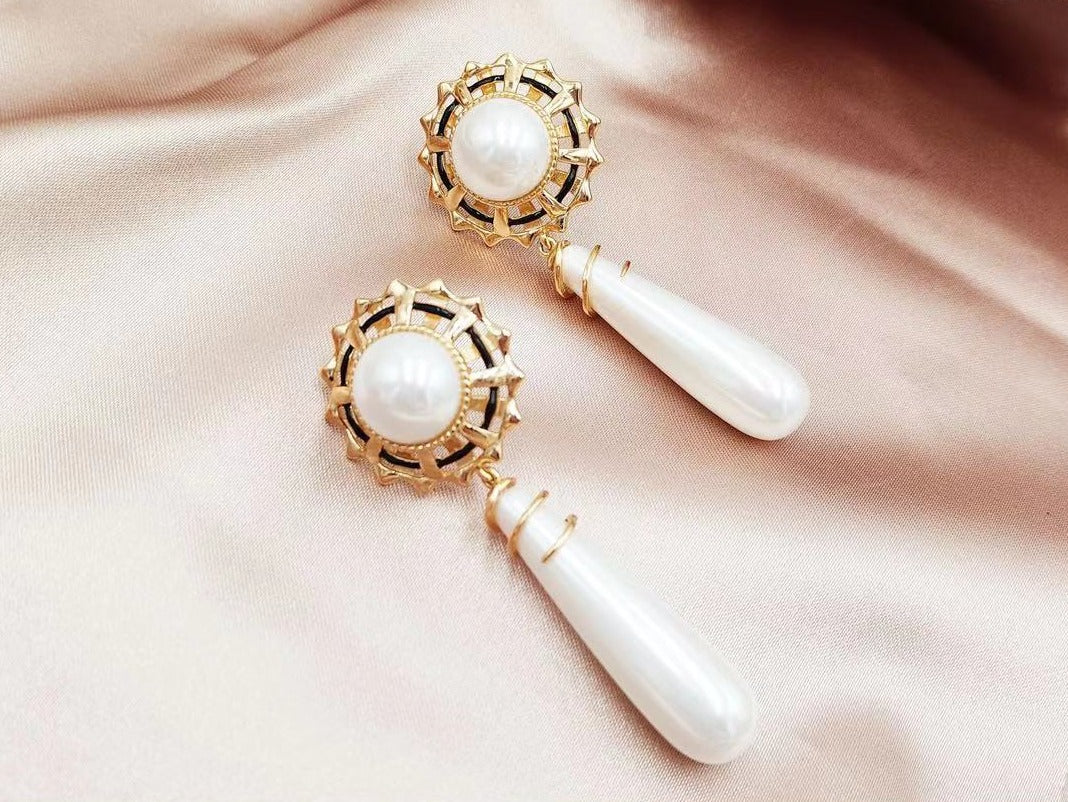 Woven round pearl earrings