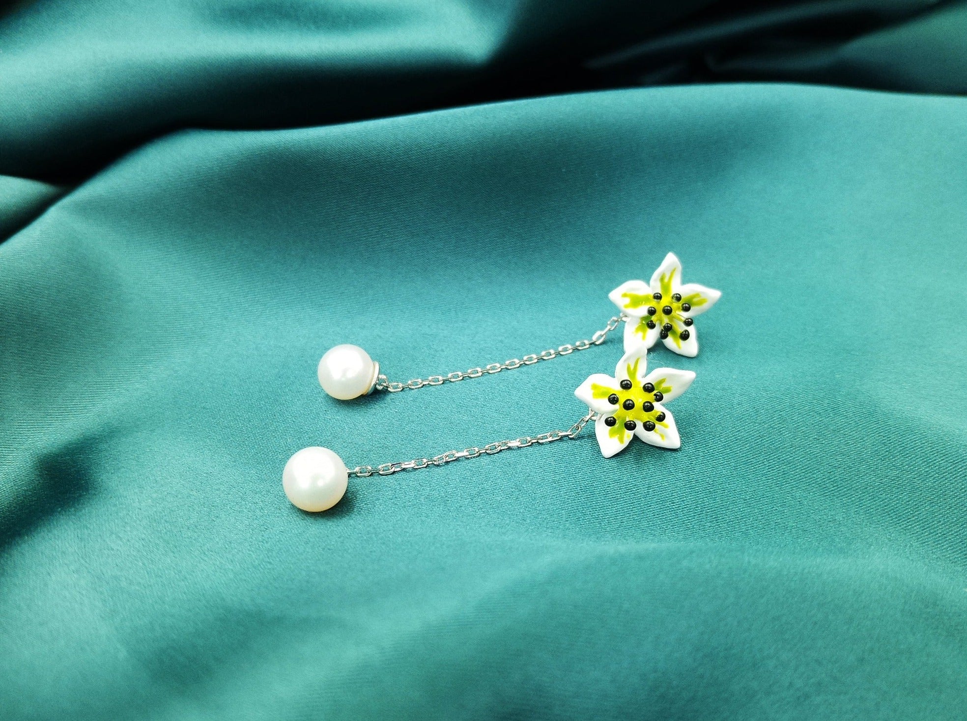 Pear Flower Pearl Earrings